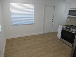 3666 SW 25th Ter in Miami, FL - Foto de edificio - Building Photo