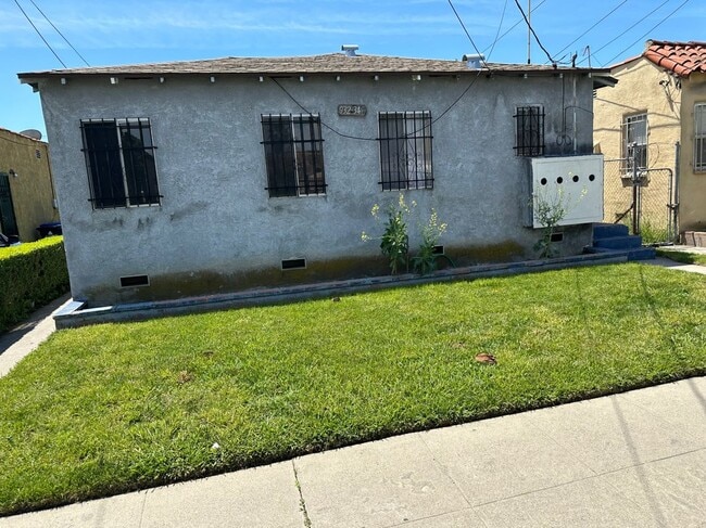 934 1/2 West 71st Street in Los Angeles, CA - Building Photo - Building Photo