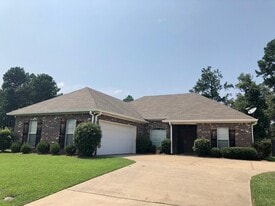 611 Huntington Dr in Brandon, MS - Building Photo