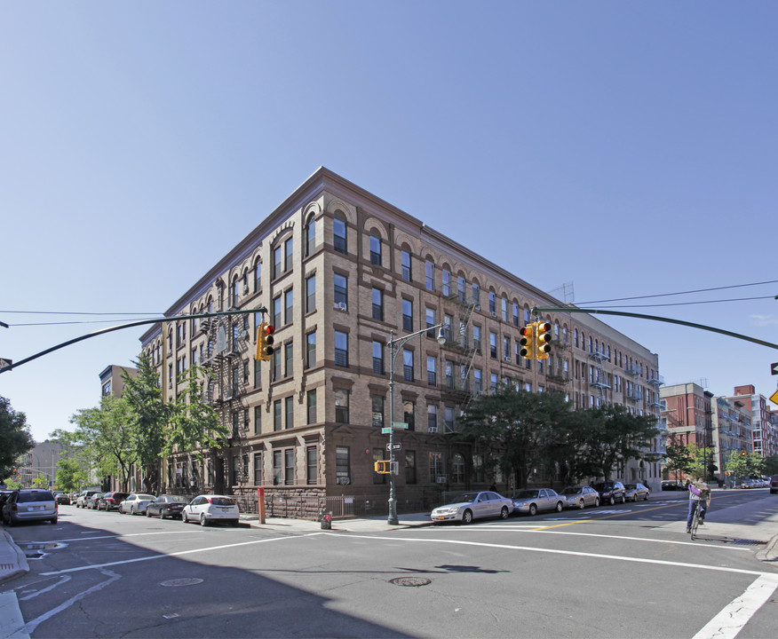 520 Manhattan Ave in New York, NY - Building Photo