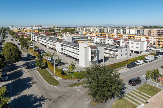 Las Terrazas in Hialeah, FL - Foto de edificio - Building Photo