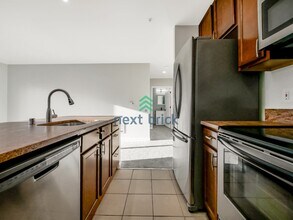 2504 Western Ave W in Seattle, WA - Building Photo - Building Photo