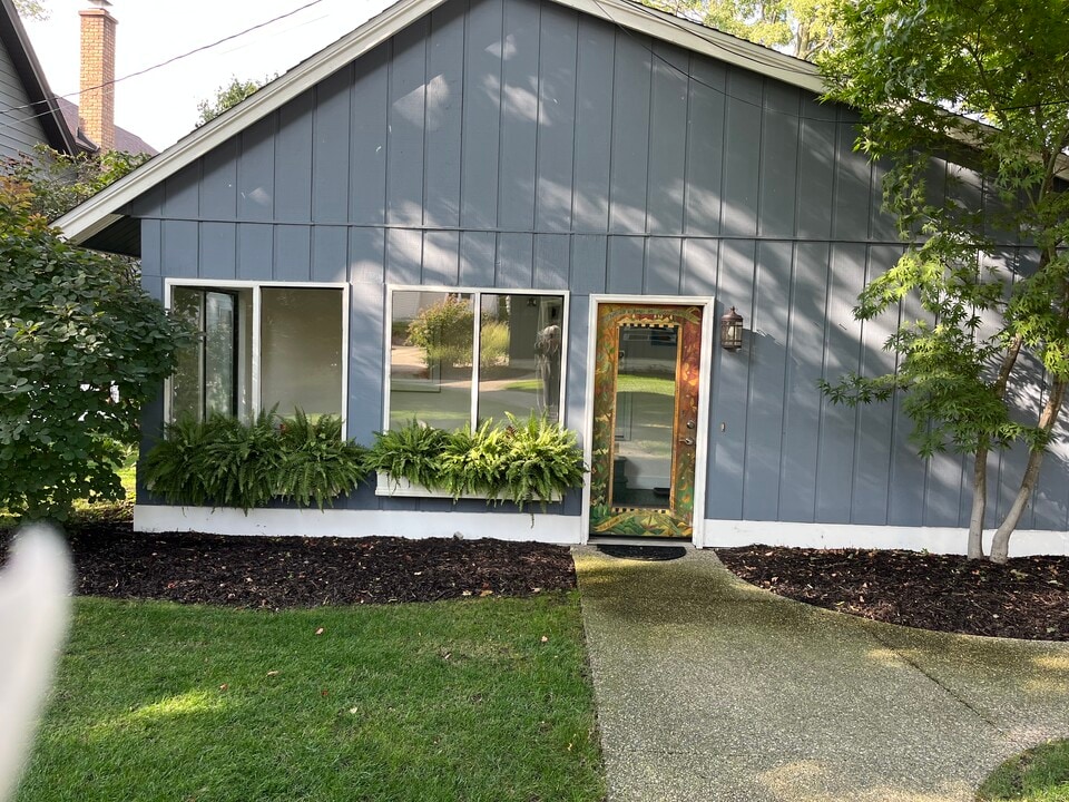 571 W End Dr in Holland, MI - Foto de edificio