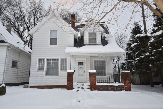 property at 913 E Washington St