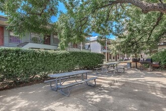 Leon Trace Apartments in San Antonio, TX - Foto de edificio - Building Photo