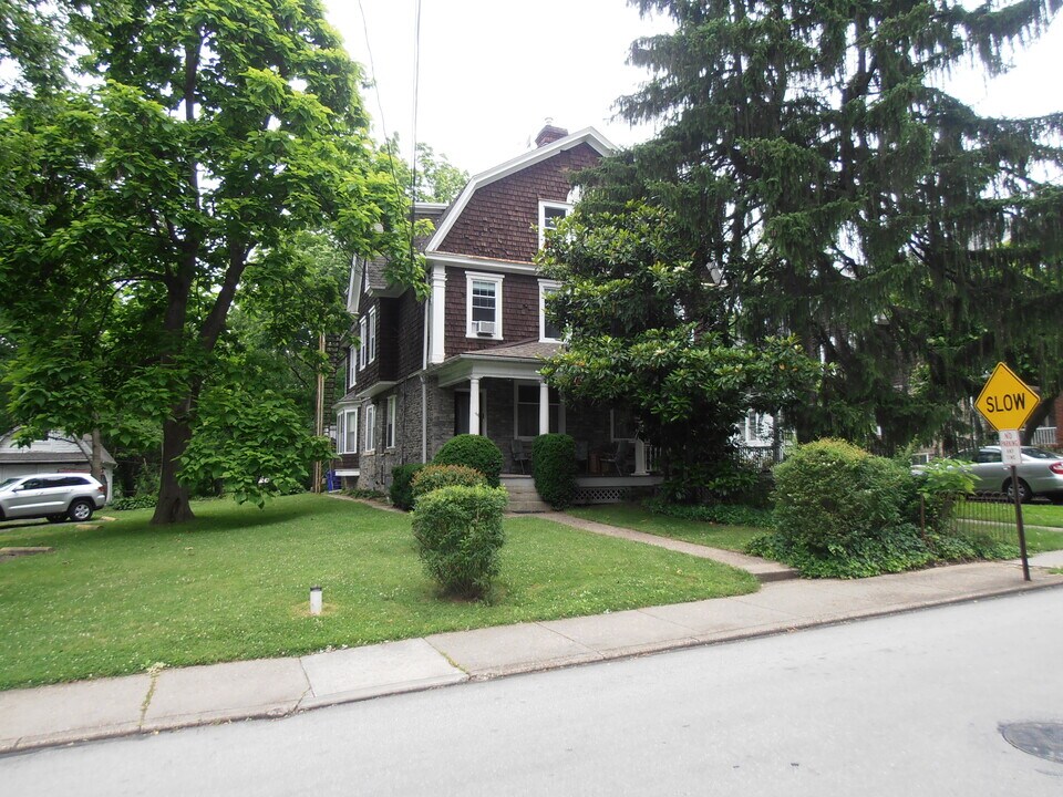 160 Lismore Ave, Unit 2 in Glenside, PA - Building Photo