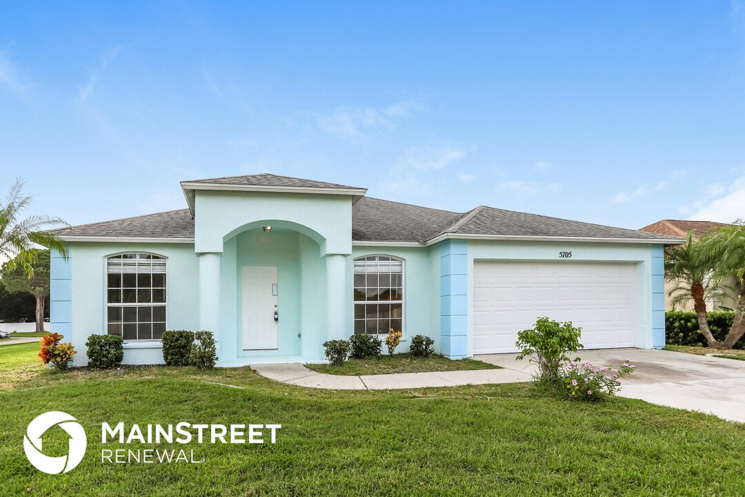 5705 33rd Dr E in Palmetto, FL - Building Photo