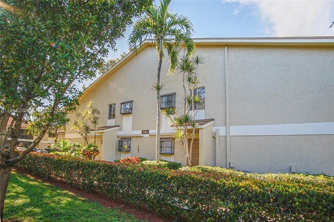 606 Gardens Dr in Pompano Beach, FL - Building Photo - Building Photo