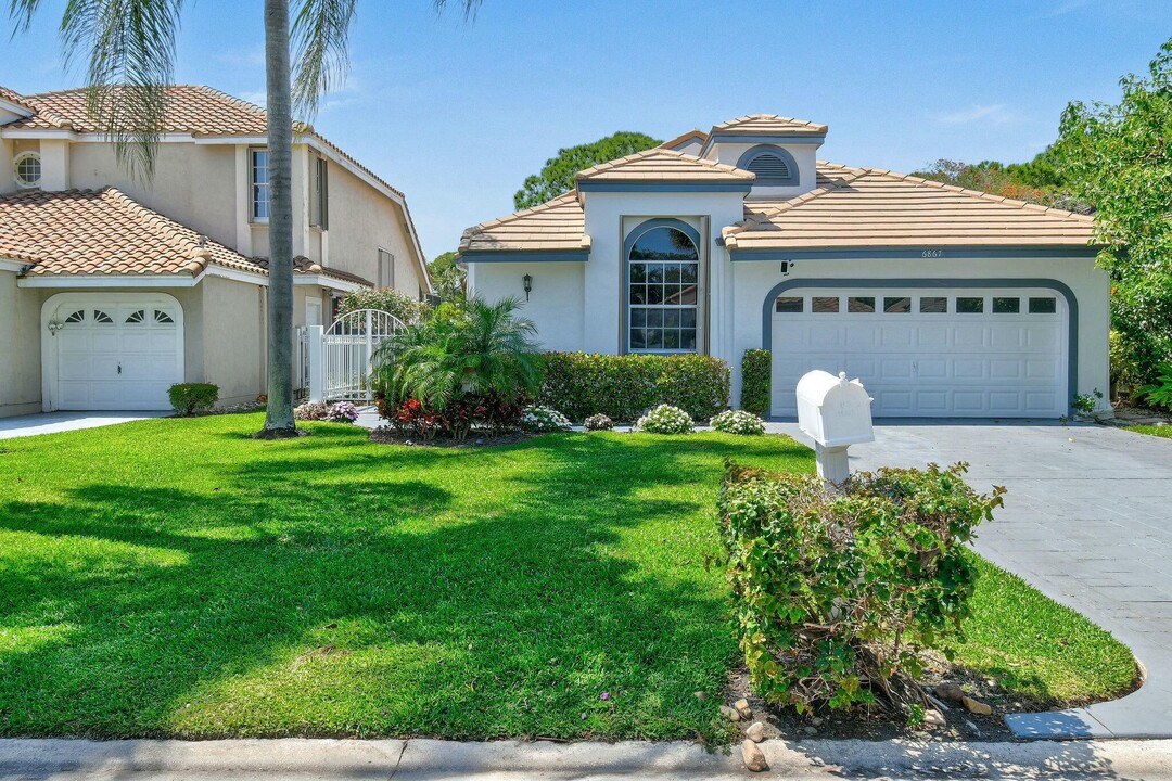 6867 Briarlake Cir in West Palm Beach, FL - Foto de edificio