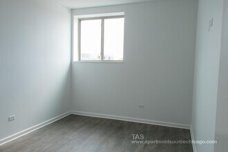 928 W Dakin St, Unit 301 in Chicago, IL - Foto de edificio - Building Photo
