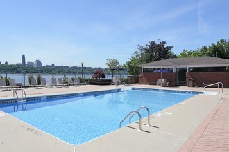 Mariners Landing in Edgewater, NJ - Foto de edificio - Other