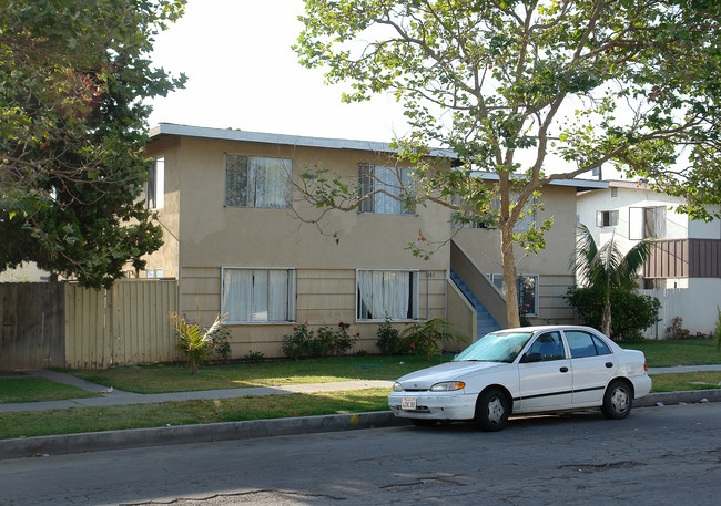 2601 S Baker St in Santa Ana, CA - Foto de edificio - Building Photo