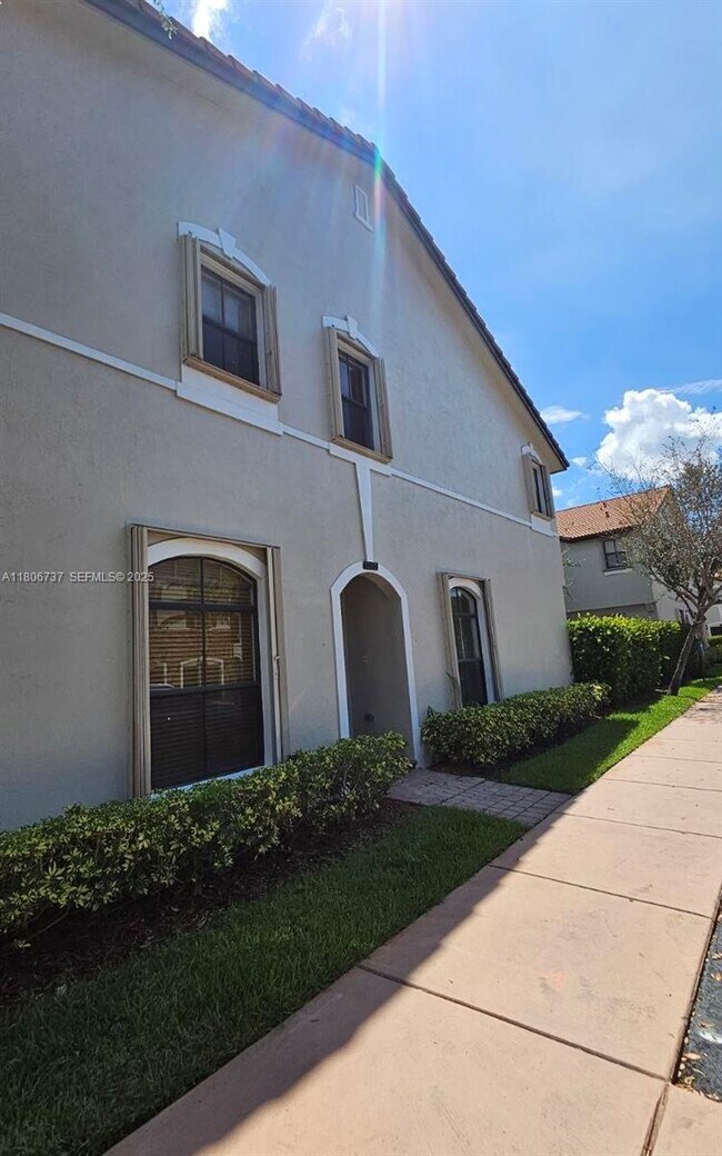 3252 NW 103rd Pl in Doral, FL - Building Photo - Building Photo