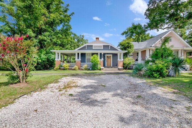 property at 916 E Gonzalez St