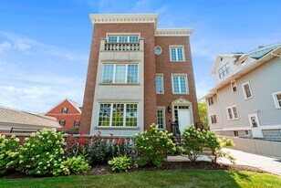 107 S Grant St in Hinsdale, IL - Building Photo