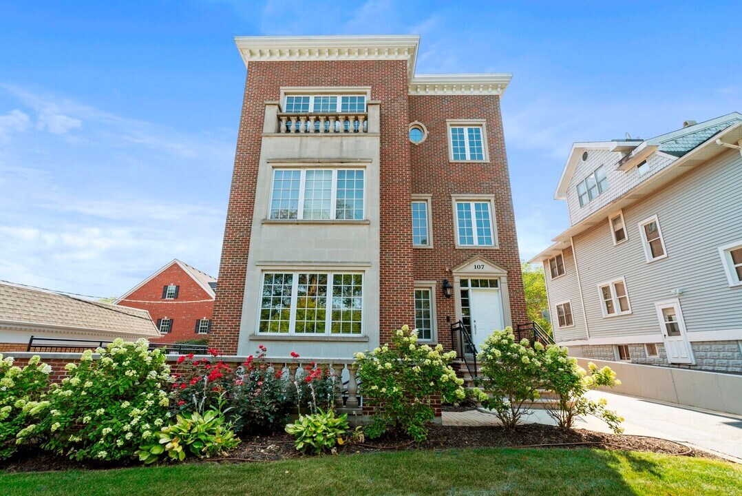 107 S Grant St in Hinsdale, IL - Building Photo