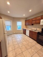 1336-1340 Cranston Street, Unit 1340 - 1st Floor Rear in Cranston, RI - Foto de edificio - Building Photo