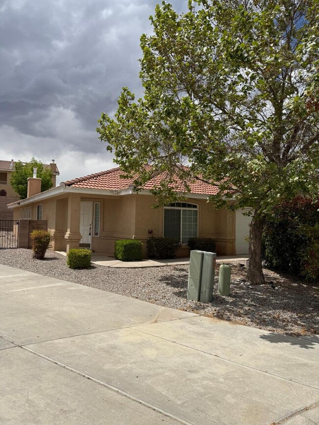 9909 Geneva Dr NW in Albuquerque, NM - Foto de edificio - Building Photo