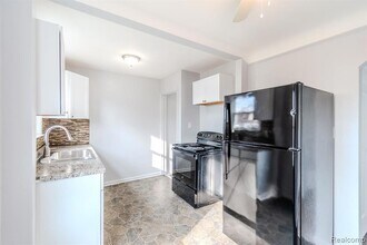 8126 Standard St in Center Line, MI - Foto de edificio - Building Photo