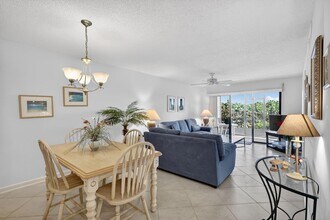 7410 S Ocean Dr, Unit 109 in Jensen Beach, FL - Foto de edificio - Building Photo