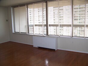 3705 S George Mason Dr, Unit Skyline in Falls Church, VA - Foto de edificio - Building Photo