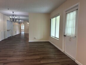 5801 Whispering Pine Way in Greenacres, FL - Foto de edificio - Building Photo