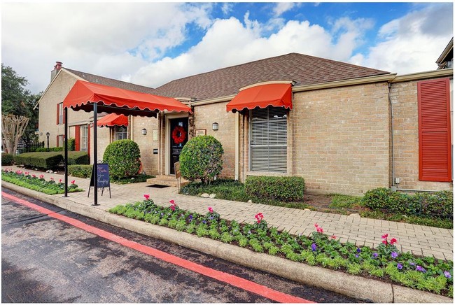 Woodlake Townhomes & Apartments in Houston, TX - Foto de edificio - Building Photo