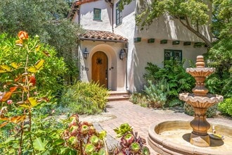 590 Center Dr in Palo Alto, CA - Building Photo - Building Photo