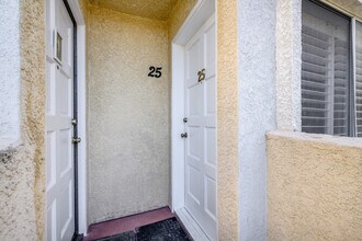 116 W Maple St, Unit #25 in Glendale, CA - Building Photo - Building Photo