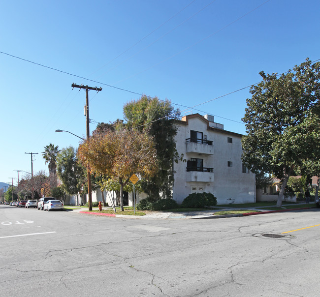 1117 S Lake St in Burbank, CA - Building Photo - Building Photo