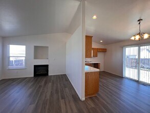 122 Campfire Wy in Fernley, NV - Foto de edificio - Building Photo