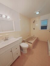 36 Burwood Ave, Unit 2 in Stamford, CT - Foto de edificio - Building Photo