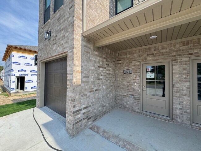 221 N Elm St in Jacksonville, AR - Foto de edificio - Building Photo