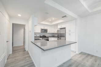 Carlyle Condominiums in Sherman Oaks, CA - Building Photo - Interior Photo