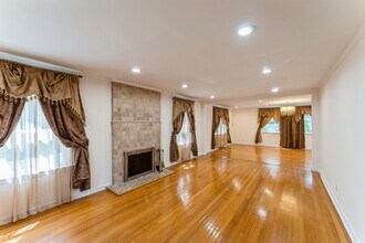 16 Plymouth Rd in Great Neck, NY - Building Photo - Building Photo