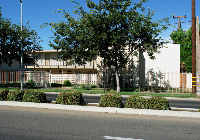 Cedar Palms Apartments in Fresno, CA - Building Photo - Building Photo