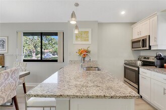 105 Club Dr in Palm Beach Gardens, FL - Building Photo - Building Photo