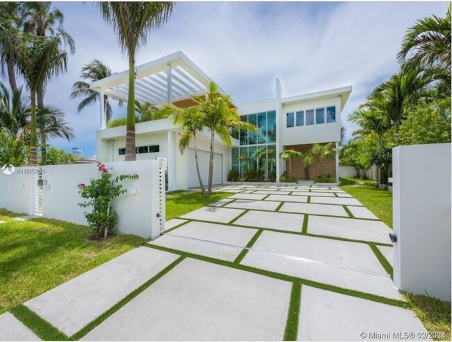 Luxury Listings in Miami Beach, FL - Building Photo - Building Photo