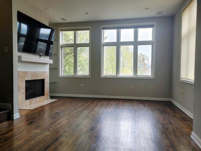 331 E 17th St in Chicago, IL - Building Photo - Building Photo