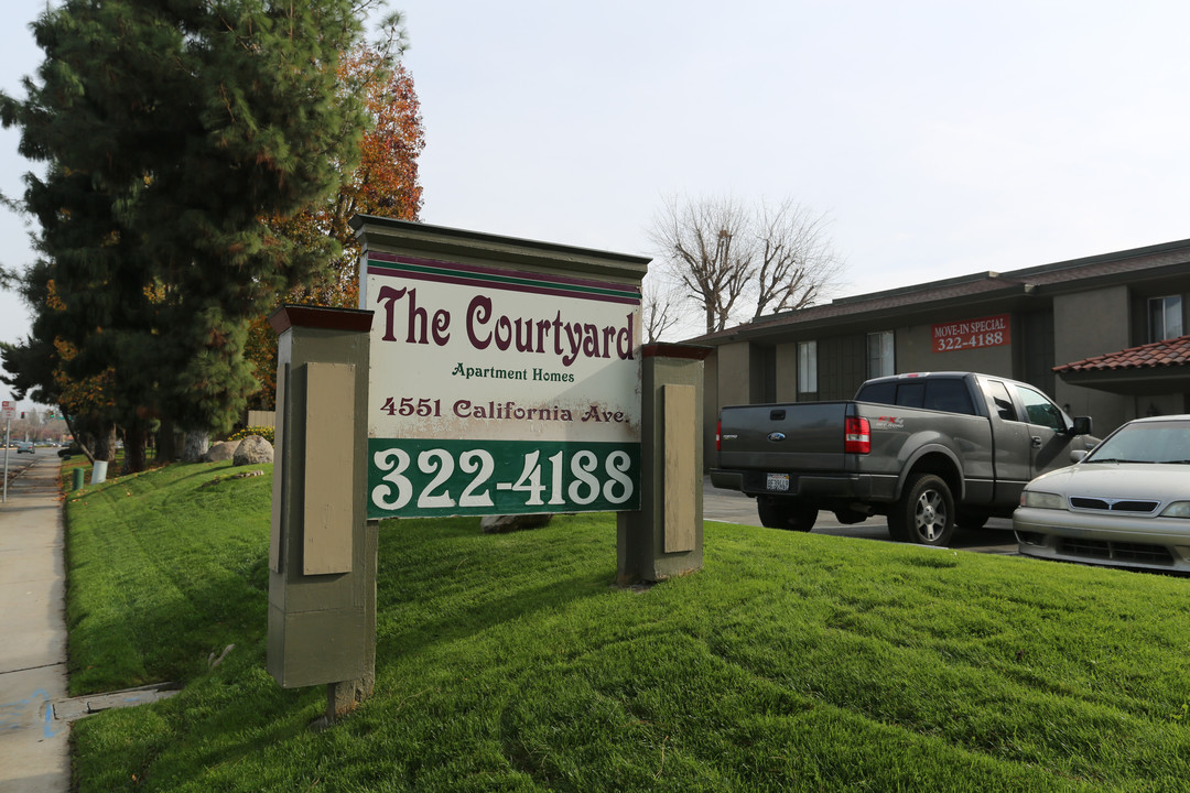 The Courtyard in Bakersfield, CA - Building Photo