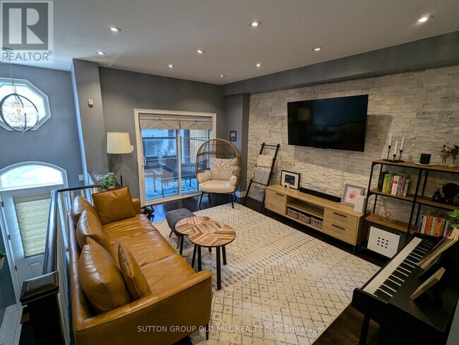 43 Dryden Wy in Toronto, ON - Building Photo - Building Photo