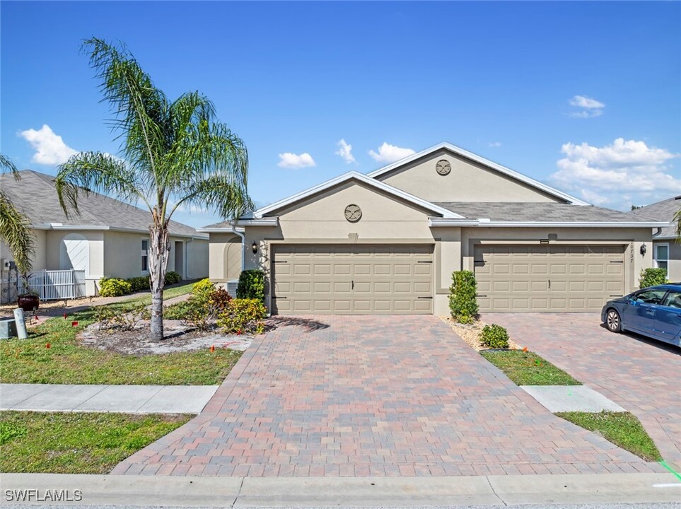 10741 Crossback Ln in Lehigh Acres, FL - Building Photo