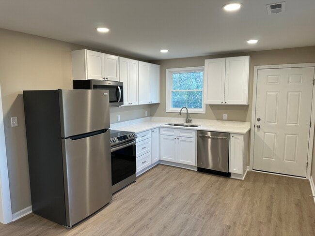 4103 N Center St, Unit #1 in Hickory, NC - Foto de edificio - Building Photo