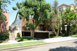 557 E San Jose Ave in Burbank, CA - Building Photo - Building Photo