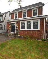 112-29 200th St in Queens, NY - Building Photo