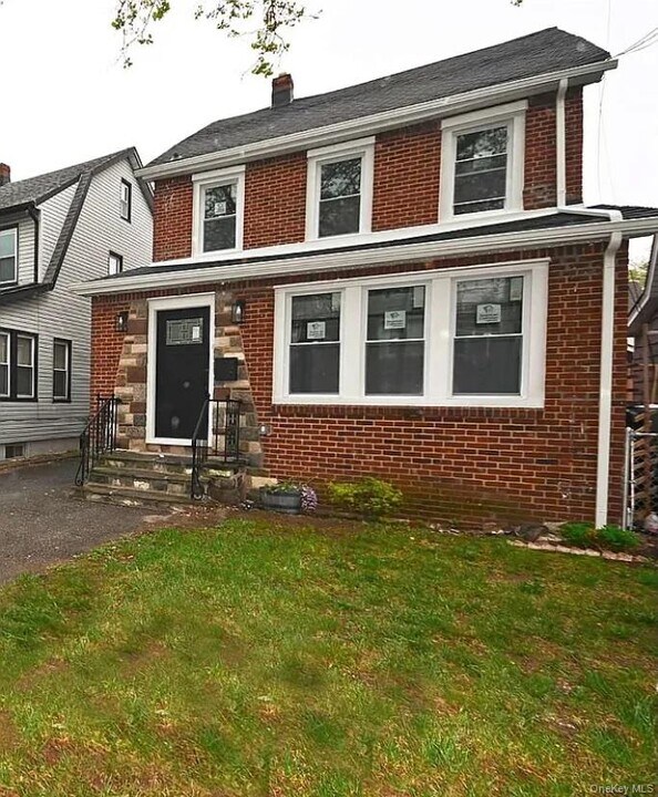 112-29 200th St in Queens, NY - Building Photo