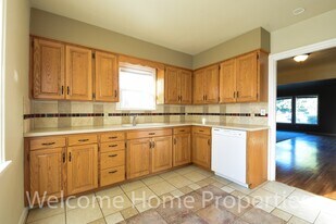 24 SE 4th St in College Place, WA - Building Photo