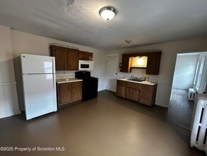 1115 Monroe Ave in Dunmore, PA - Building Photo - Building Photo