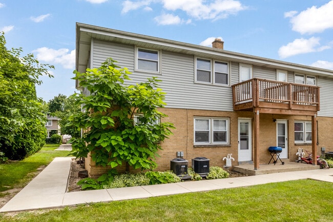 240 W Newhall Ave in Waukesha, WI - Building Photo - Building Photo