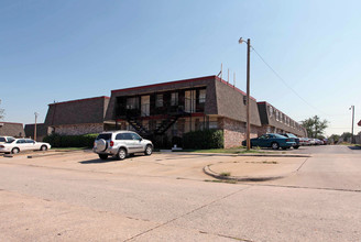 Charlemagne in Yukon, OK - Building Photo - Building Photo